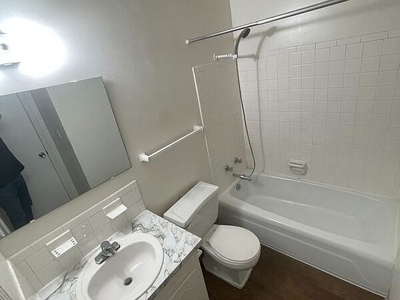 5th image of 1415 W Maple Ave #1409G
