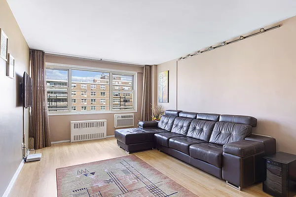 Sold by Thomas Lipovetsky, LREB | media 54