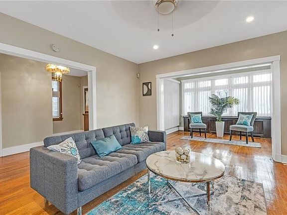 4th image of 901 Ross Ave