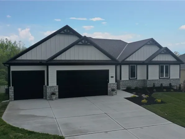 1913 SW Wall Cir, Blue Springs, MO 64015