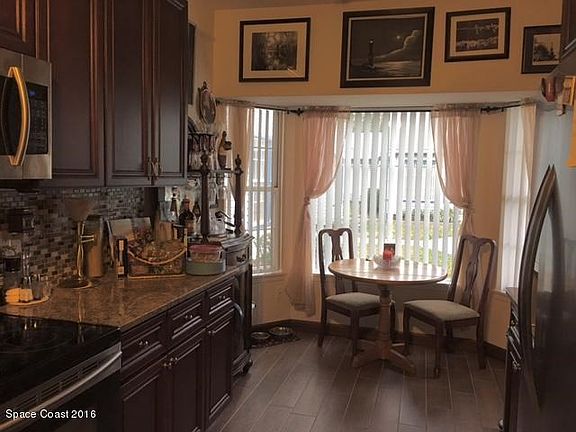 EAT IN KITCHEN
