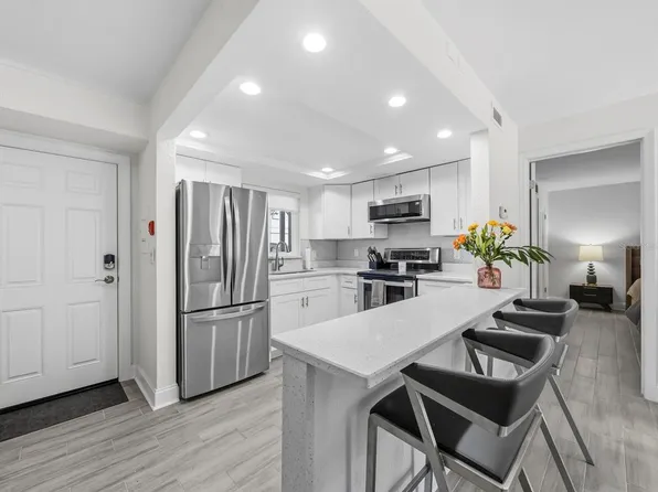 3751 S School Ave APT 11, Sarasota, FL 34239