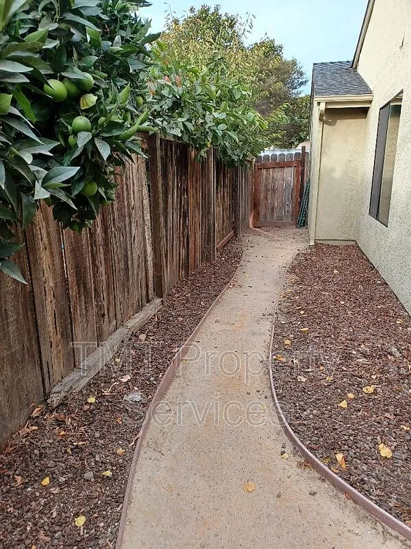3 bed, 2.5 bath, 1615 sqft, $3,750 — Photo 3