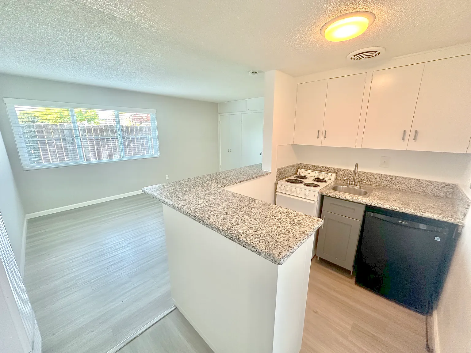 Studio, 450 sqft, $1,695 — Photo 1