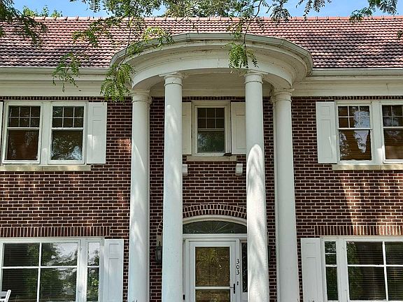 2nd image of 303 E Lakeshore Dr