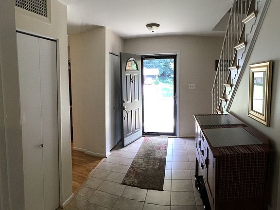 Entry w/ 2 closets