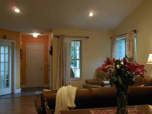  dining area toward entry