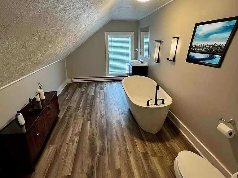 Shower in 2nd bathroom (in addition to tub) not shown