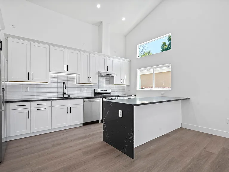 7906 Oakdale Ave — Photo 9