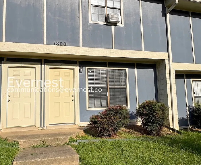 1800 Labette Manor Dr #5 — Photo 3