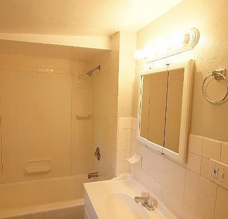 3rd image of 2827 Orchard Dr