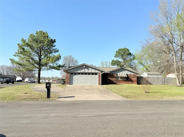 1310 Samuel Dr, Muskogee, OK 74403