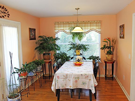 4th image of 621 Cedar Hill Dr