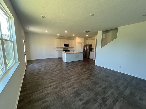 4th image of 2103 Quail West Dr