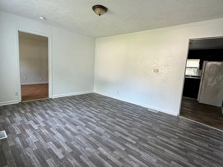 704 S Forest Ave — Photo 8