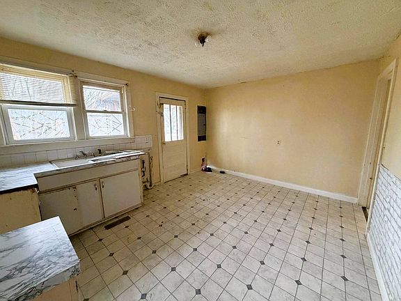 3rd image of 212 Wickliffe Ave