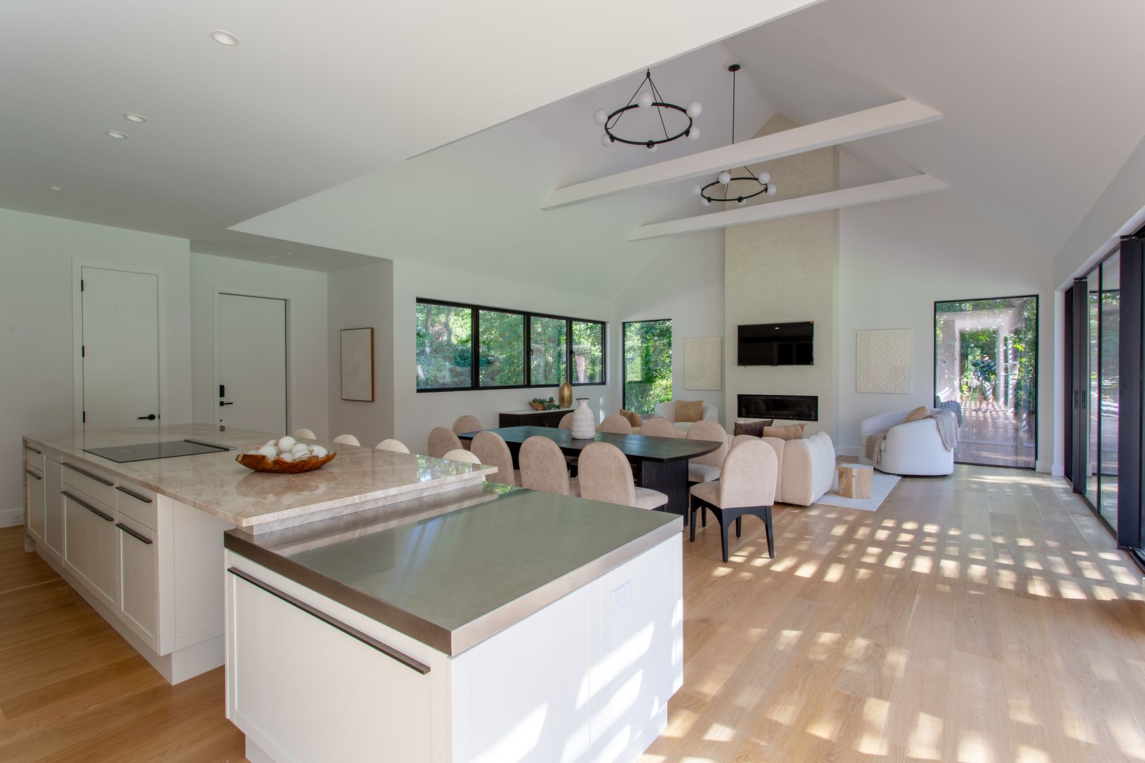  Vaulted ceilings, fully furnished ready to move in 