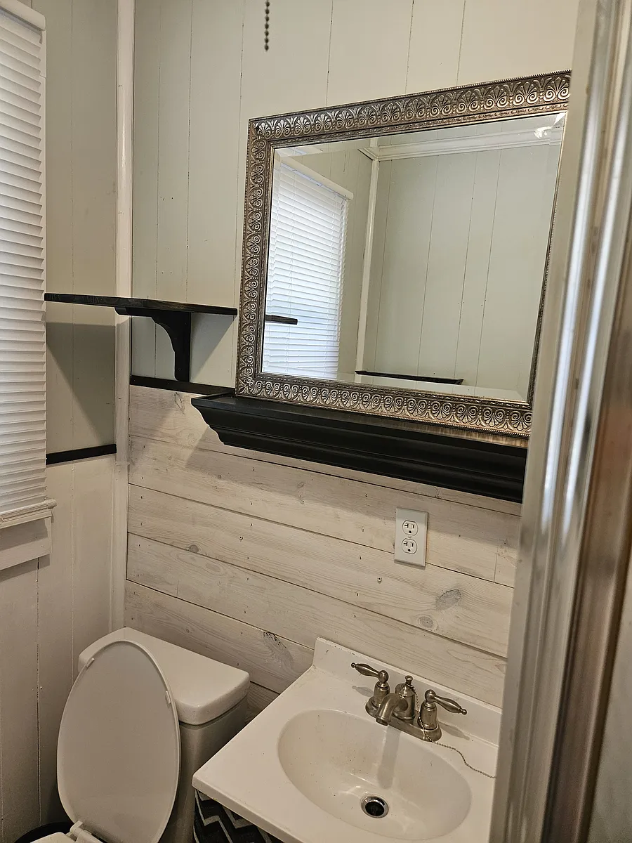 Full Bathroom - 107B West Ave