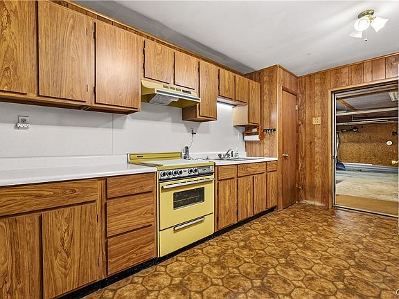 4th image of 1008 Albany Rd