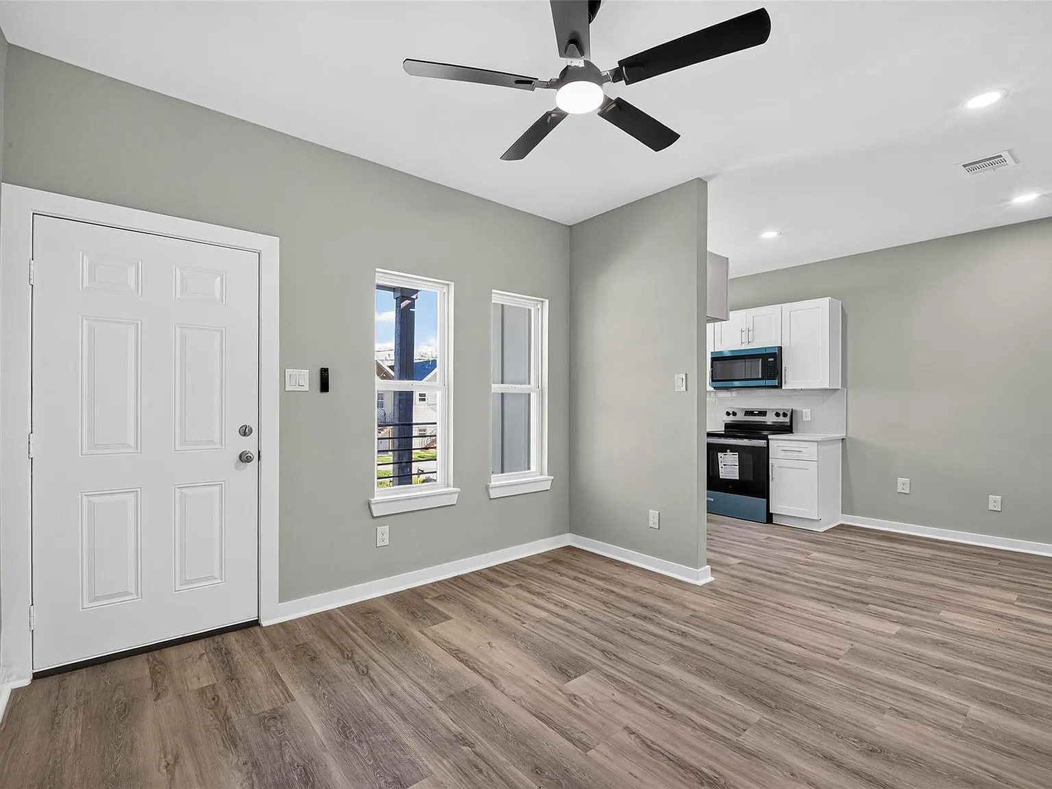 3 bed, 1100 sqft, $1,600 — Photo 3