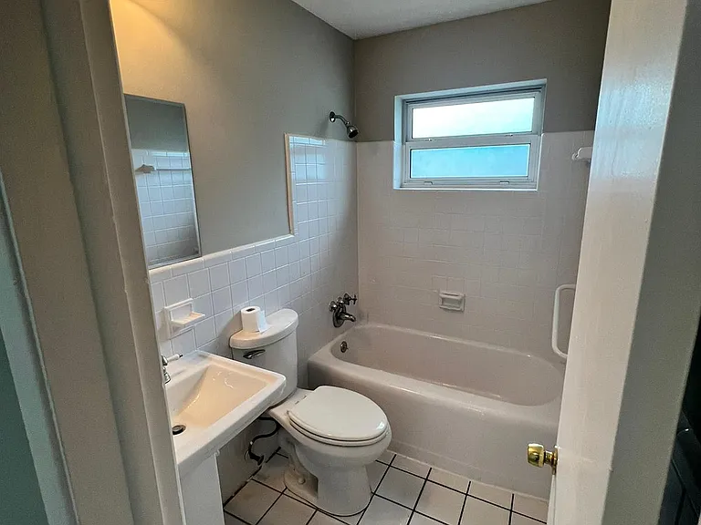 3660 NE 12th Ter — Photo 15