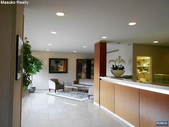 2nd image of 2185 Lemoine Ave APT 4OO