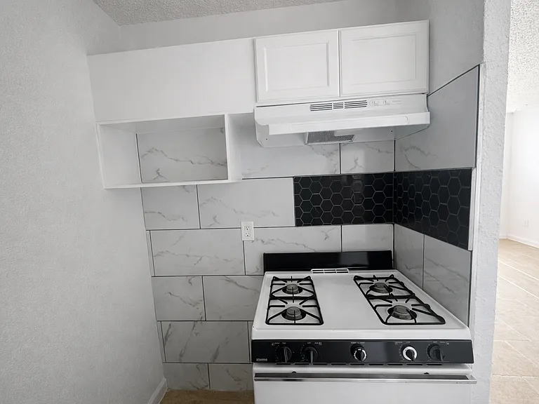 1/2 Bedroom Apartment: Kitchen