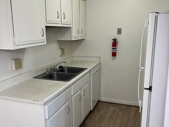 3rd image of 7815 Douglas Ave APT 203
