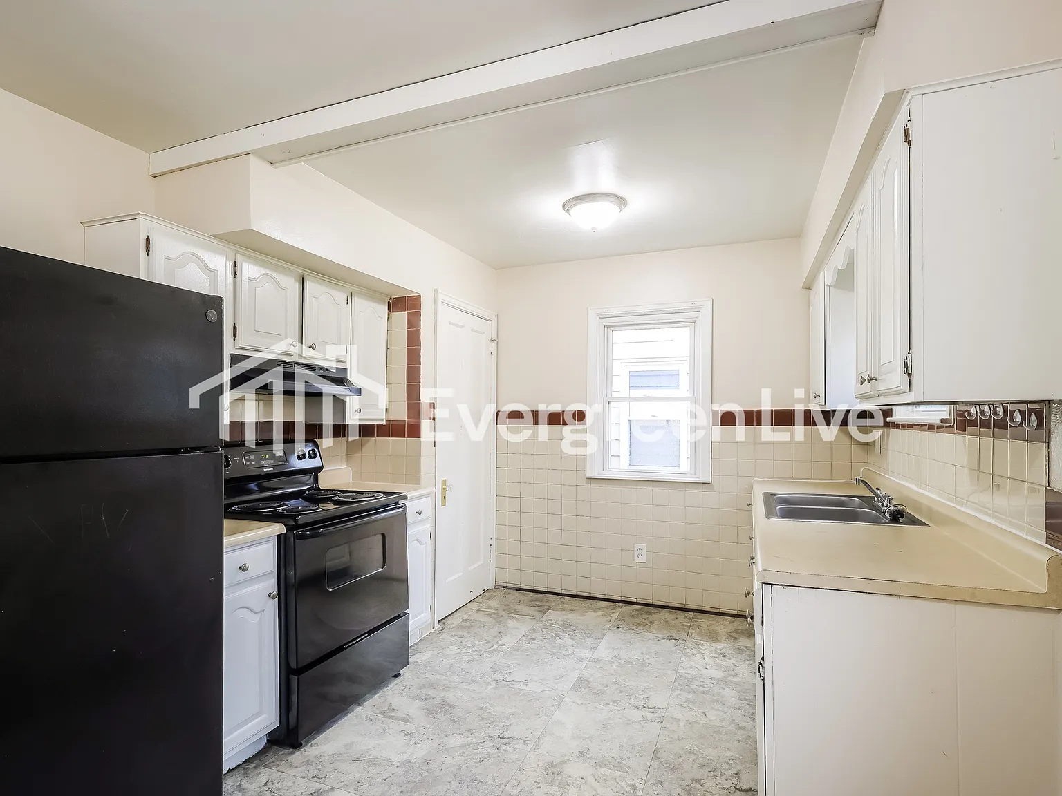 3 bed, 1.0 bath, 1207 sqft, $1,595 — Photo 3