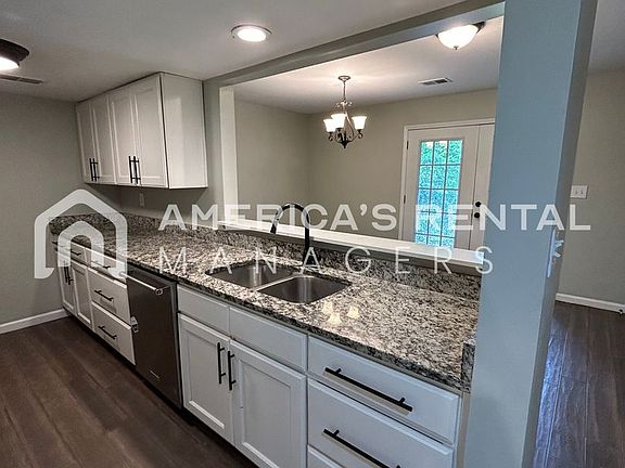 5th image of 2422 Hampstead Dr