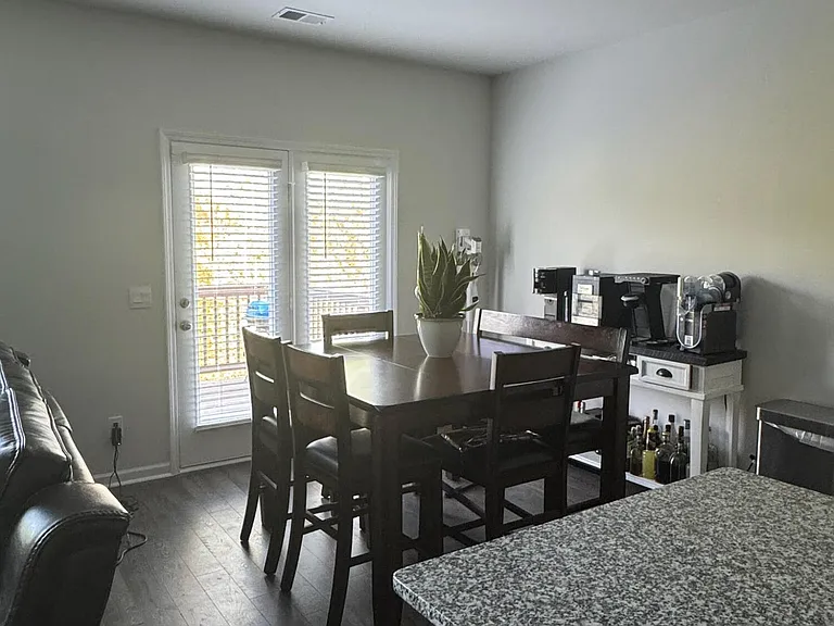 5409 Victoria — Photo 4