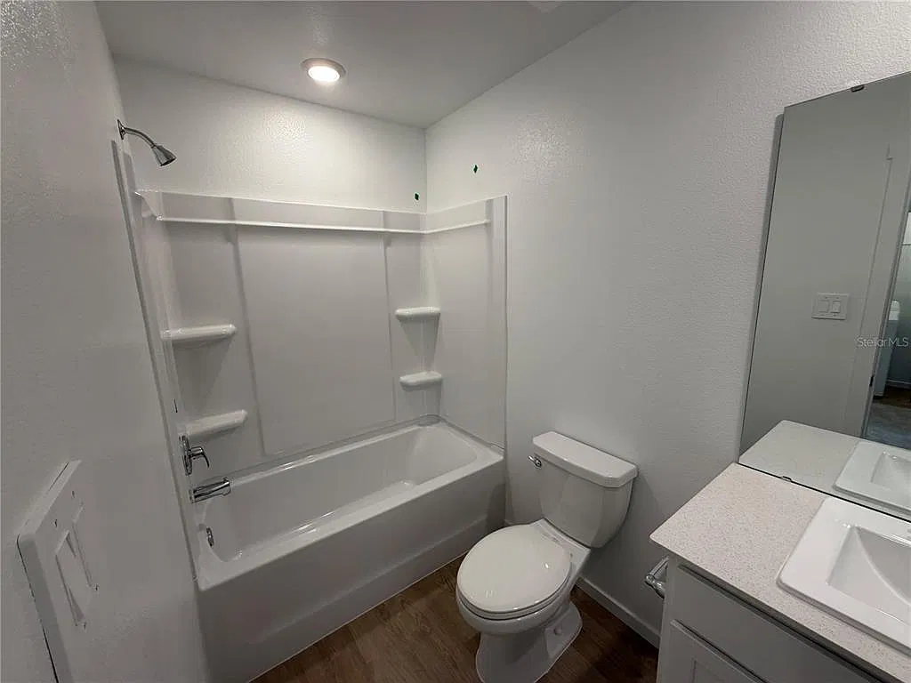 3 bed, 2.5 bath, 1423 sqft, $2,100 — Photo 4