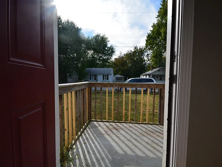 704 S Forest Ave — Photo 3