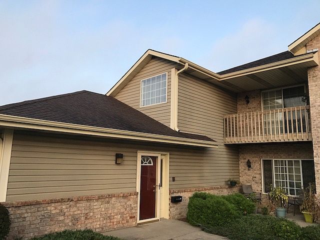 Upper Unit: Vaulted Ceilings