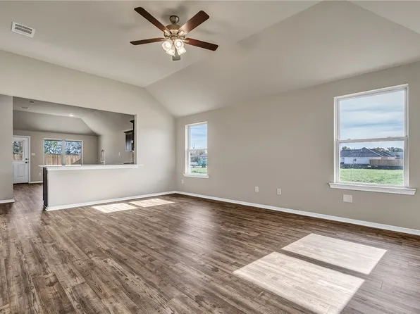 1206 Highgarden Dr, Navasota, TX 77868