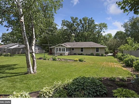 4th image of 609 Oakwood Dr