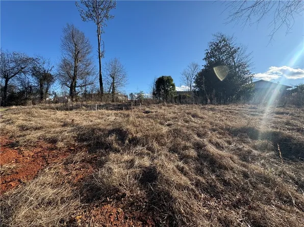 534 E South 5th St, Seneca, SC 29678