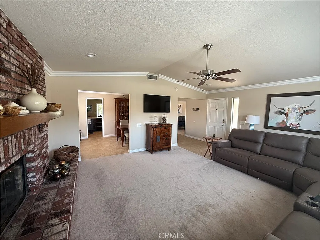 3 bed, 1761 sqft, $2,700 — Photo 3