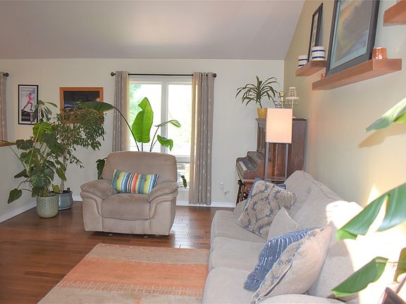 2nd image of 119 Meadowlark Ct