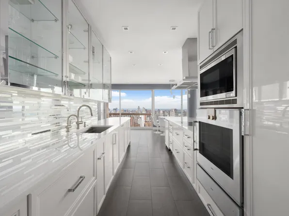 200 East 69th Street image 3 of 29