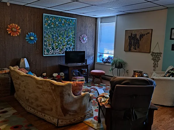 102 2nd Ave #4, Sumner, IA 50674