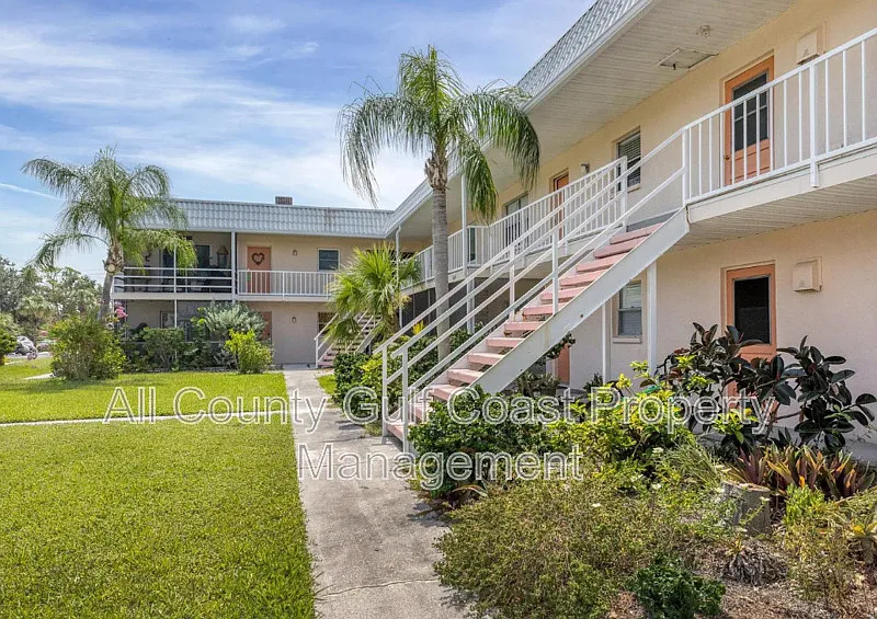 2 bed, 2.0 bath, 811 sqft, $1,495 — Photo 2