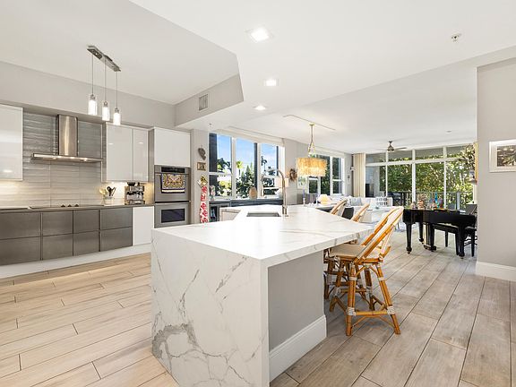 2nd image of 701 SE 21st Avenue #201
