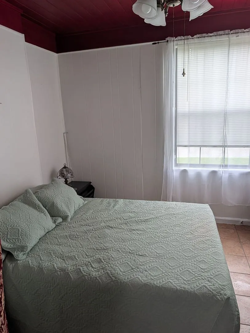 Fully Furnished 3-Bedroom Home in Spring Park — Photo 3