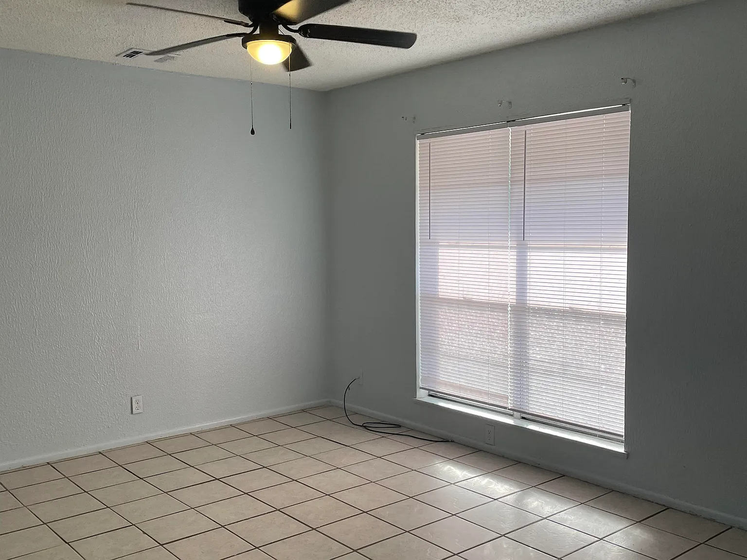 3 bed, 1300 sqft, $1,000 — Photo 3