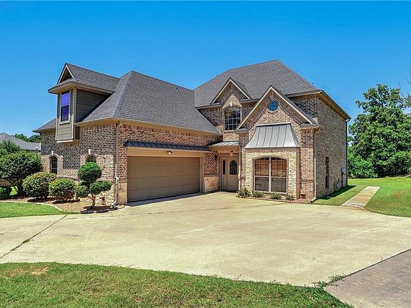 2nd image of 2909 Village Cir