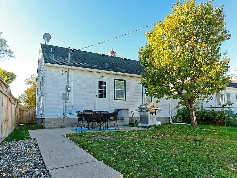 1119 Van Buren Ave — Photo 3