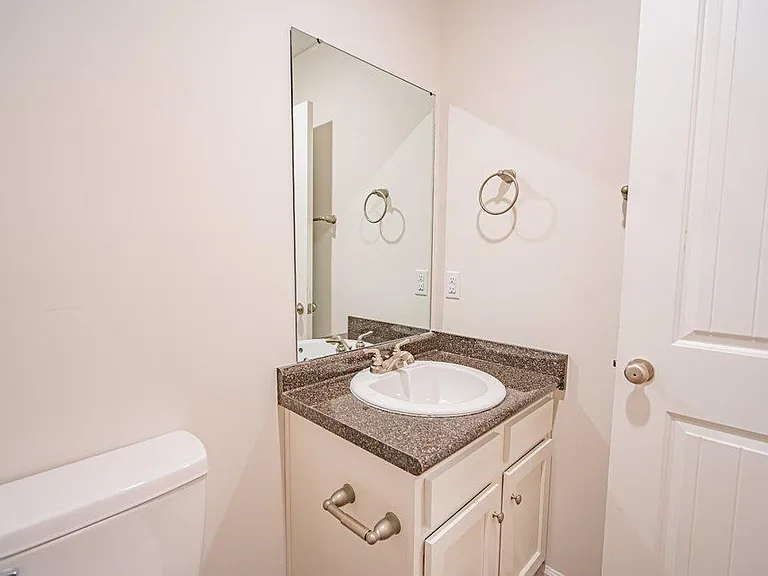 402 E 3rd St #B — Photo 14