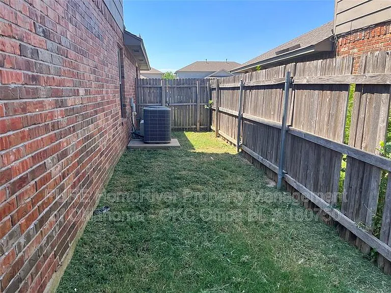 11139 SW 5th St — Photo 13