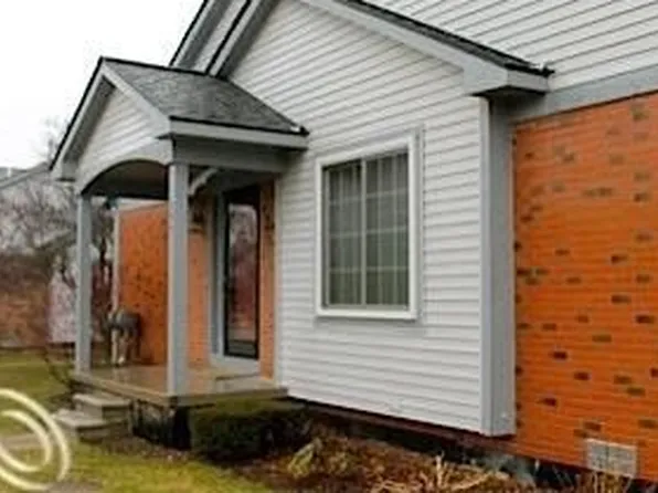 463 Winwood Cir #1, Walled Lake, MI 48390